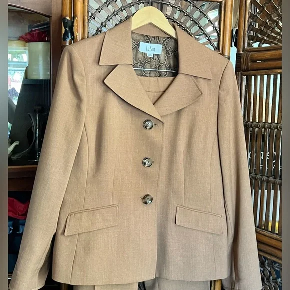 Le Suit Brown Patterned Women's Suit - Picture 3 of 7